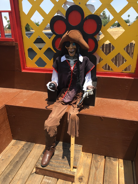 Illustration for article titled This Guy Made The Best Of A Leg Amputation With An Amazing Pirate Ship Art Car